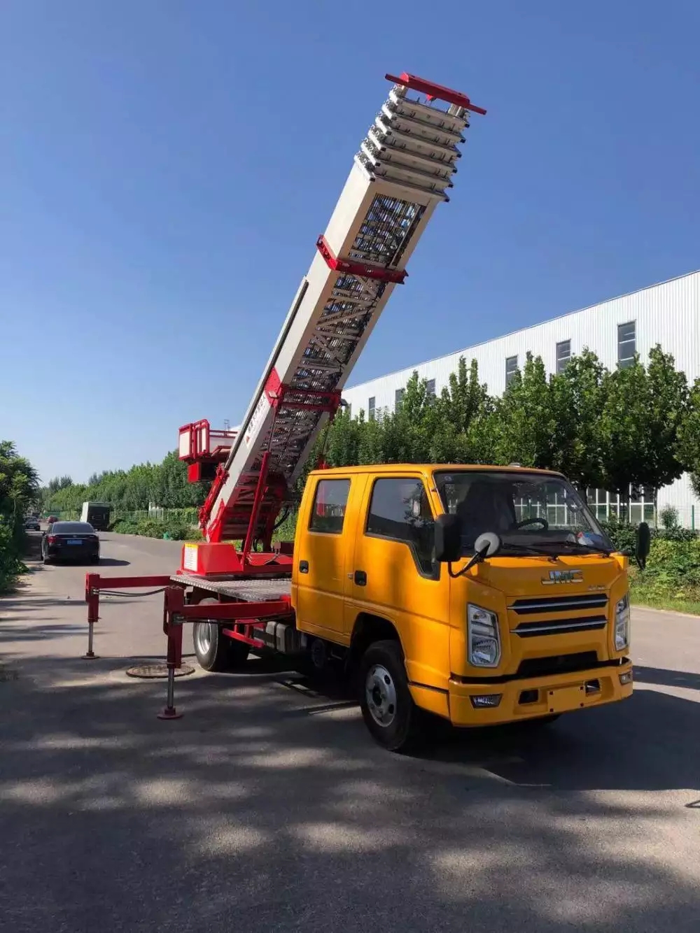 新龙附近的云梯车出租服务：轻松解决高空作业需求