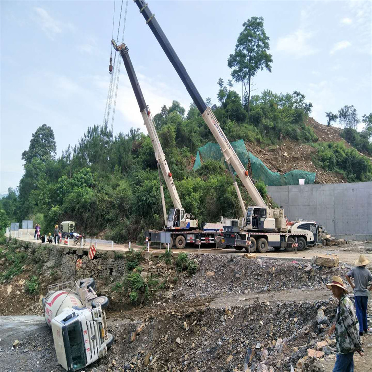 新龙汽车掉沟里叫吊车救援要多少钱