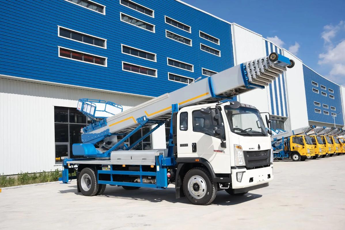 新龙出租云梯车高空作业车 建筑垃圾搬运